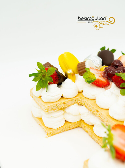 1 Rakamı Meyveli Konsept Pasta