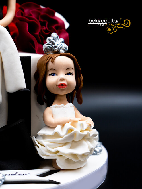 Anne ve Çiçekler Model Konsept Pasta