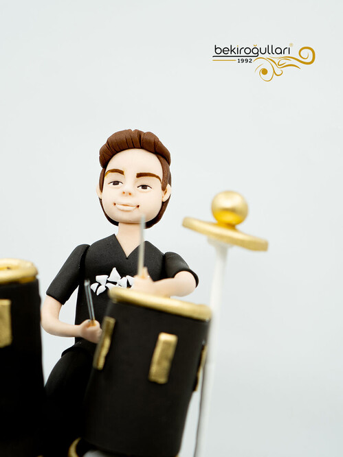 Bateri Temalı Butik Pasta