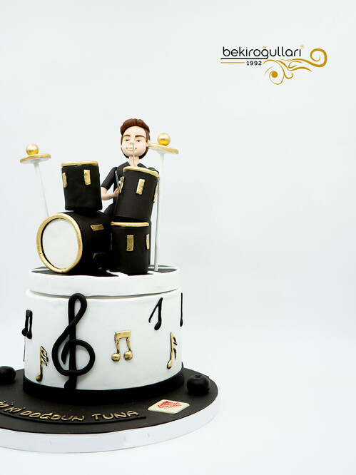 Bateri Temalı Butik Pasta