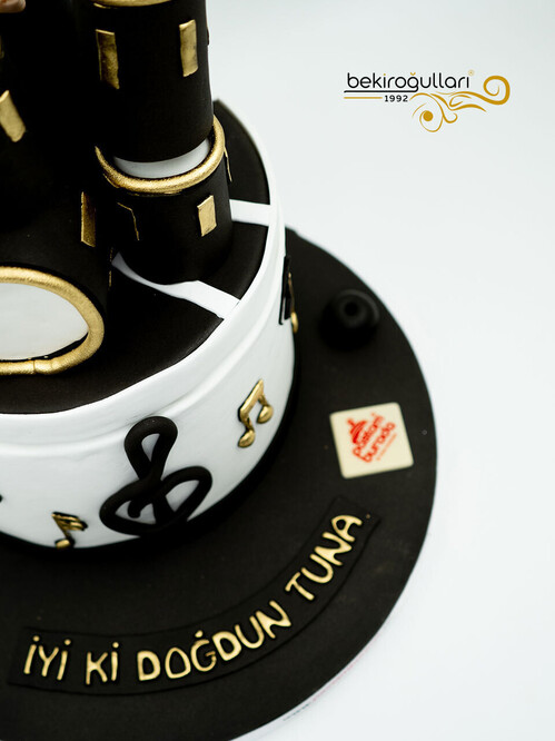 Bateri Temalı Butik Pasta