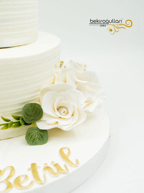 Beyaz Çiçekli Butik Pasta