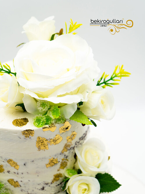 Beyaz Çiçekli İki Katlı Konsept Pasta