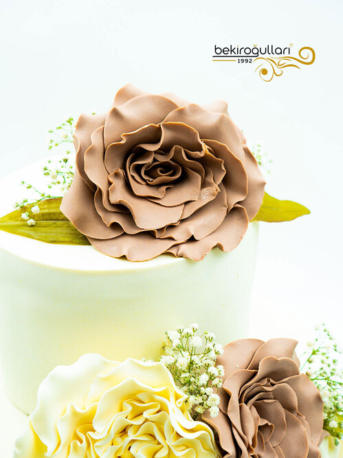 Çiçek Detaylı Konsept Nişan Pastası