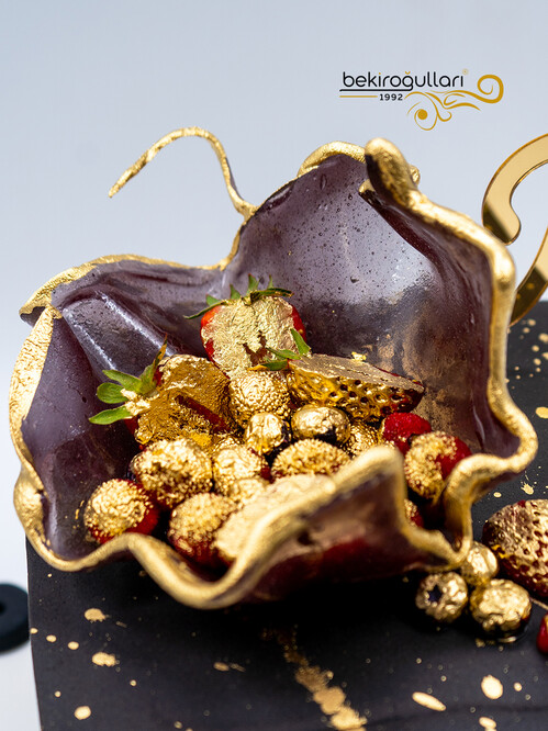 Çilek Detaylı Konsept Küp Pasta