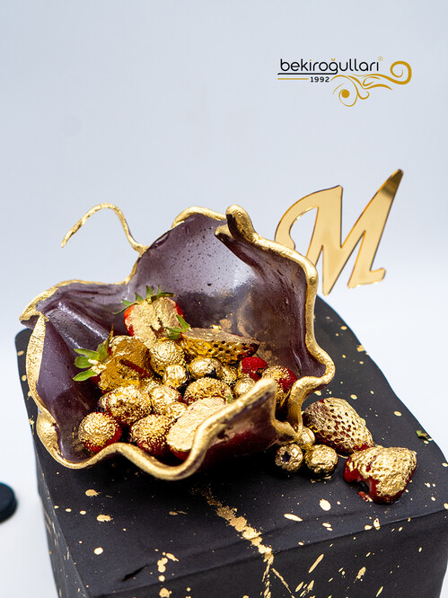 Çilek Detaylı Konsept Küp Pasta