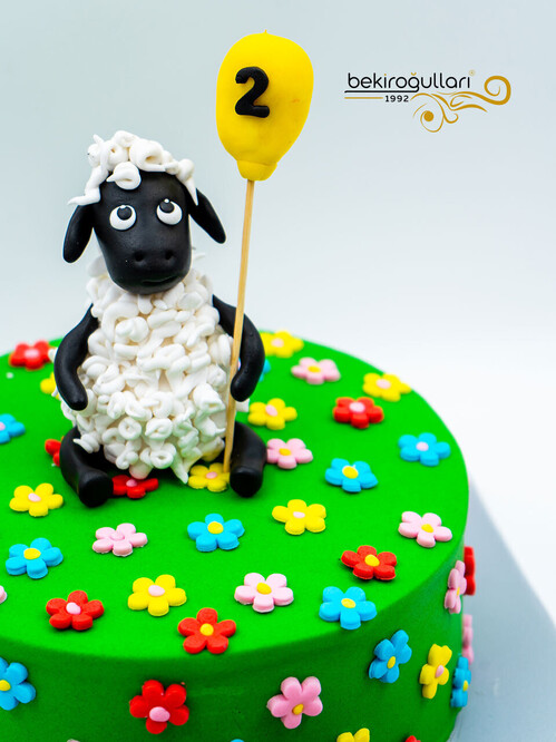 Çimler Üzerinde Koyun Konsept Pasta