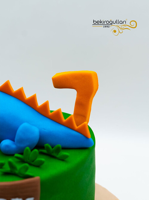 Dinazor Temalı Konsept Pasta