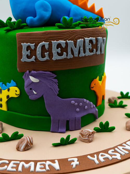 Dinazor Temalı Konsept Pasta