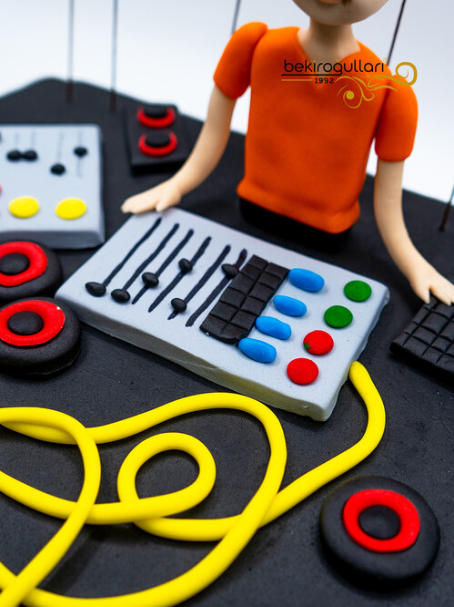 Dj Setup Temalı Konsept Pasta
