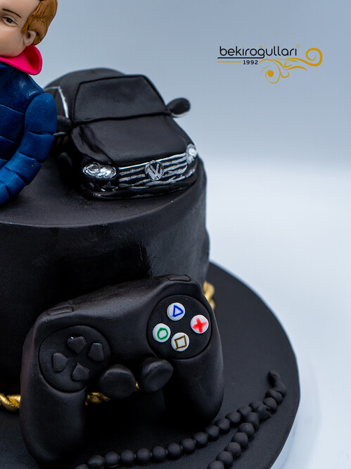 Erkek Figürlü Araba Oyun Konsolu Temalı Pasta