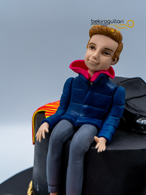 Erkek Figürlü Araba Oyun Konsolu Temalı Pasta