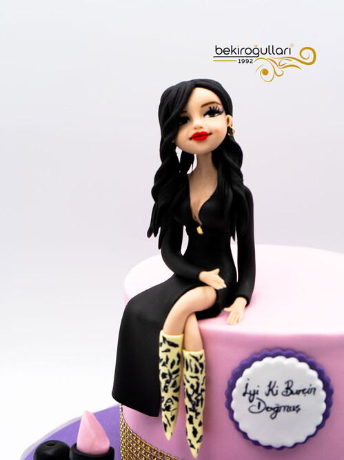 Genç Kadın Figürlü Konsept Pasta