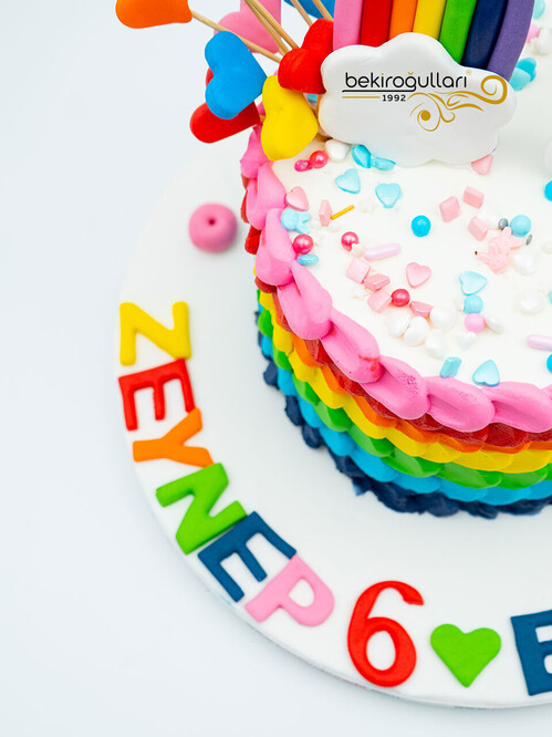 Gökkuşağı ve Kalpler Pasta