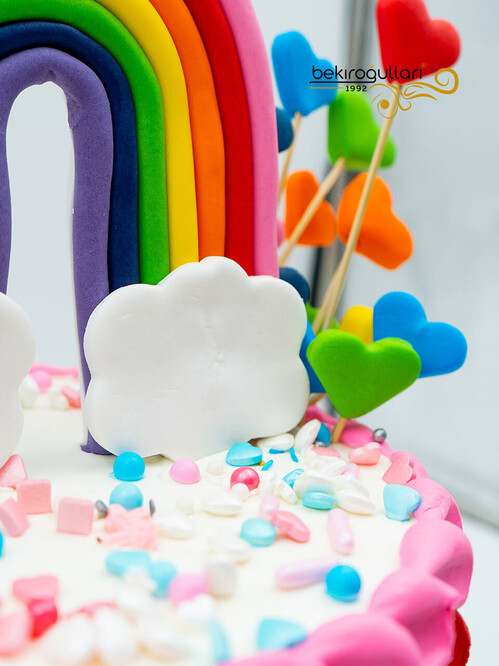 Gökkuşağı ve Kalpler Pasta