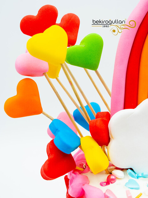 Gökkuşağı ve Kalpler Pasta