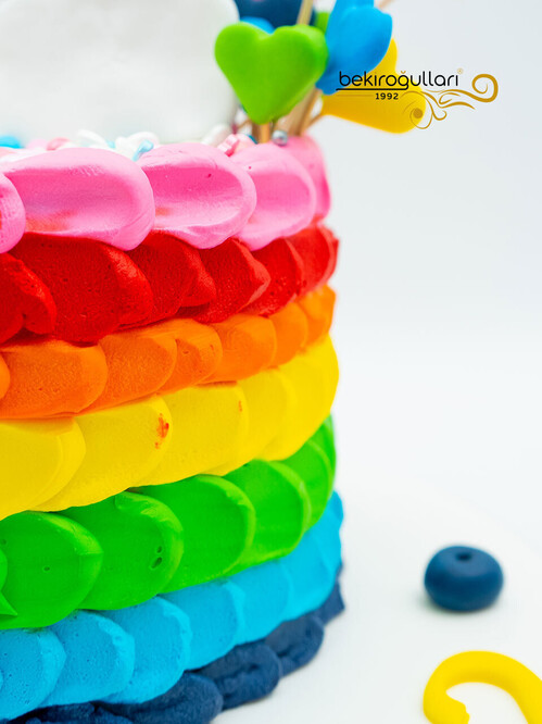 Gökkuşağı ve Kalpler Pasta