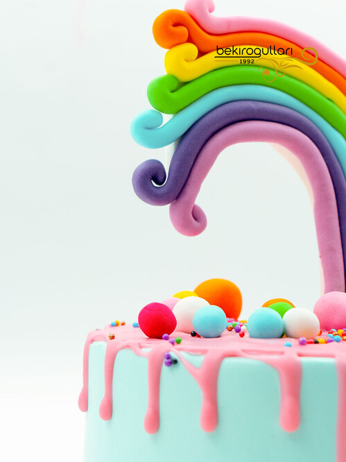 Gökkuşağı ve Renkli Toplar Tasarım Pasta