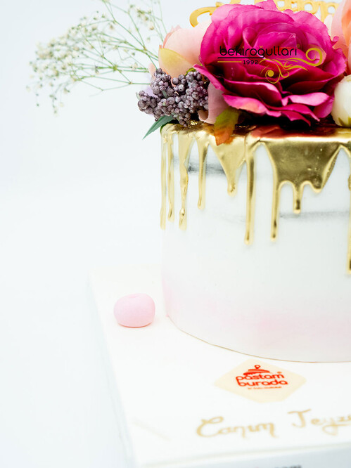 Gold Sos ve Çiçekli Pasta