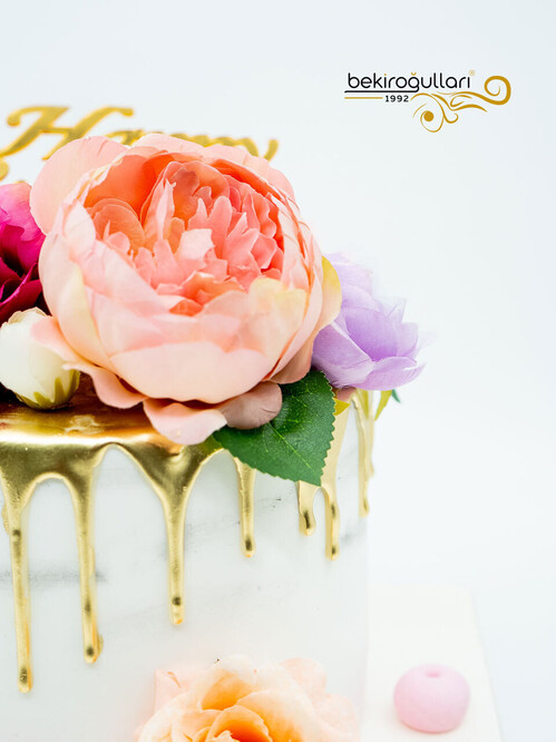 Gold Sos ve Çiçekli Pasta