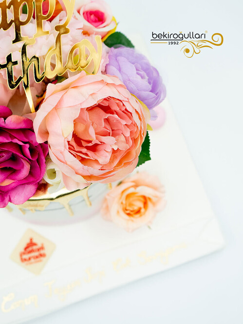 Gold Sos ve Çiçekli Pasta