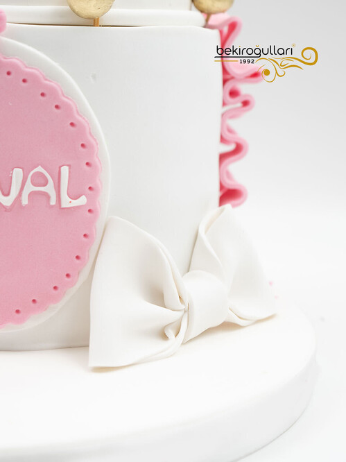 Gold Toplar ve Bebek Figür Konsept Pasta