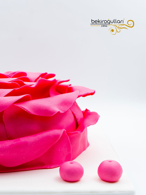 Gül Yapraklı Tasarım Pasta