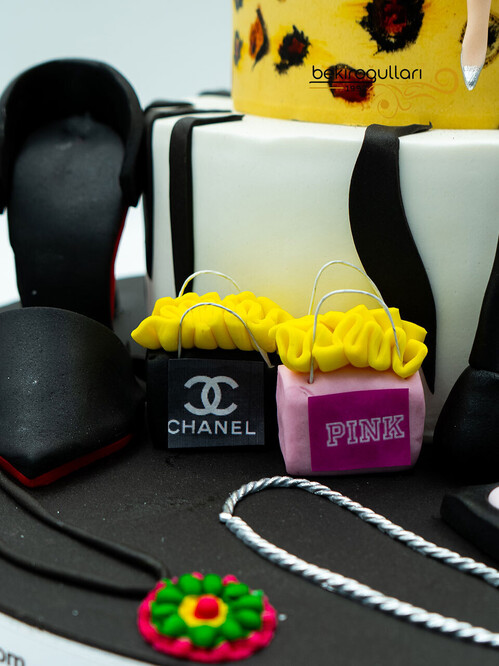 Kadın Detaylı Tasarım Pasta