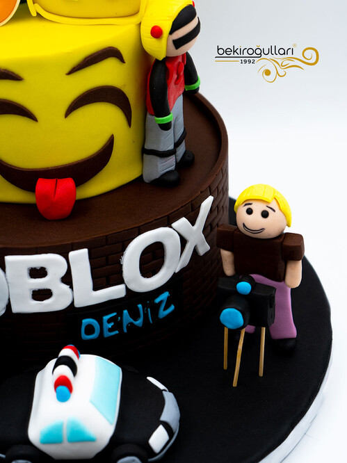 Küçük Figürler Ve Küpler Konsept Pasta