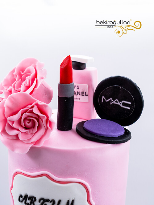 Makyaj Ürünleri Puantiye Detaylı Konsept Pasta