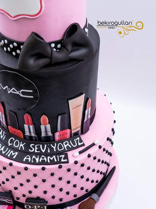 Makyaj Ürünleri Puantiye Detaylı Konsept Pasta
