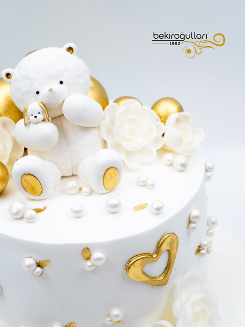 Minimal Beyaz Ayıcıklı Konsept Pasta