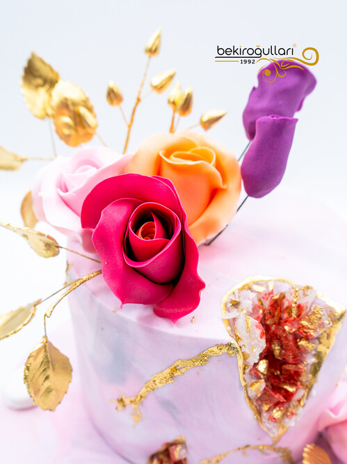 Renkli Güller ve Kristal Temalı Pasta