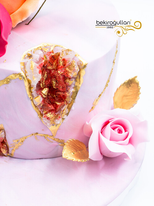 Renkli Güller ve Kristal Temalı Pasta