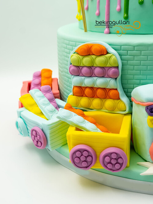 Renkli Süslemeli Tasarım Pasta