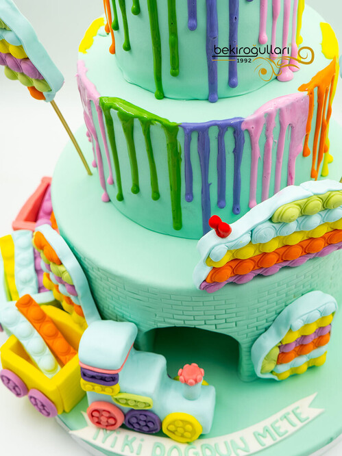 Renkli Süslemeli Tasarım Pasta