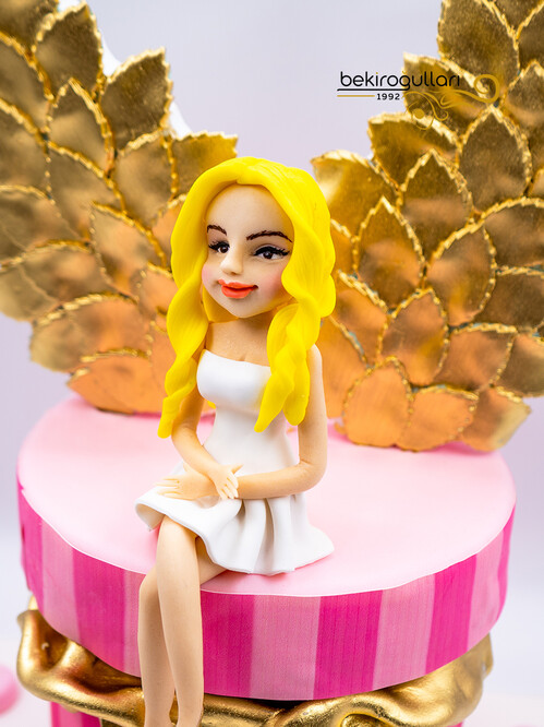Sarışın Kadın Figürlü Kanatlı Konsept Pasta