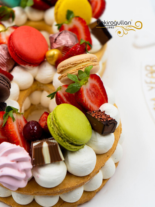 Sekiz Rakamlı Meyveli Konsept Pasta