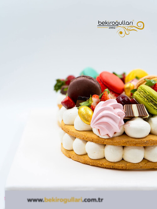 Sekiz Rakamlı Meyveli Konsept Pasta