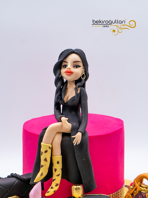 Siyah Elbiseli Kadın Figür Konsept Pasta
