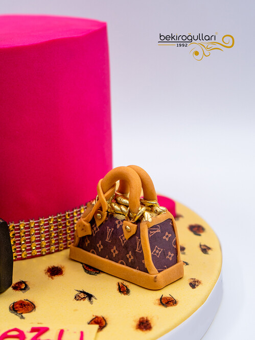 Siyah Elbiseli Kadın Figür Konsept Pasta