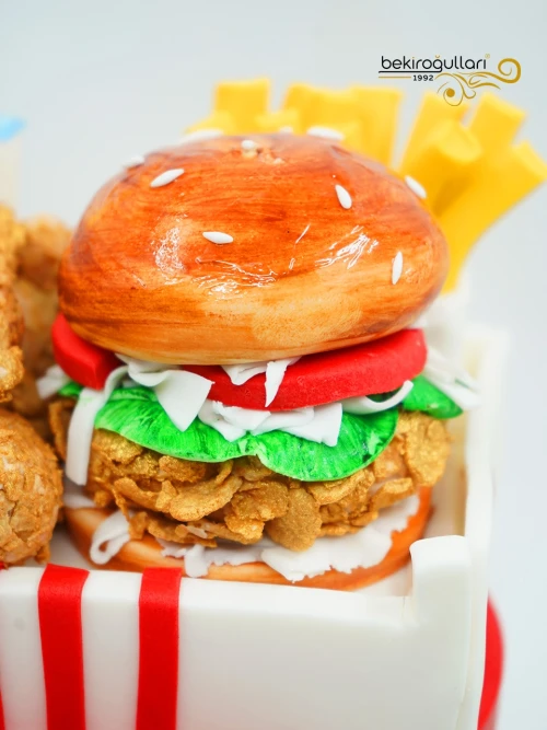 Atıştırmalık Ve Erkek Çocuk Figür Butik Pasta