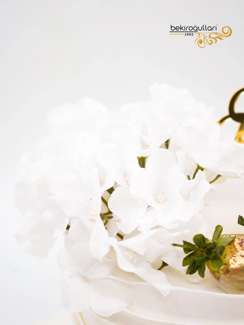 Beyaz Çiçek Gold Butik Pasta