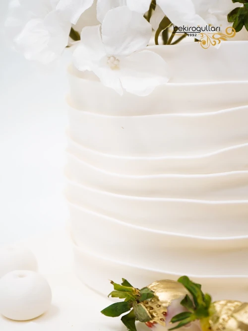 Beyaz Çiçek Gold Butik Pasta