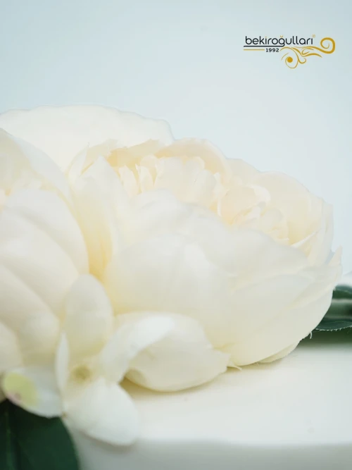 Beyaz Çiçek Ve Gold Detay Tasarım Pasta