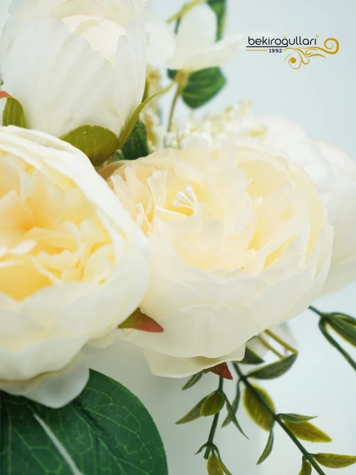 Beyaz Çiçek Ve Gold Detay Tasarım Pasta