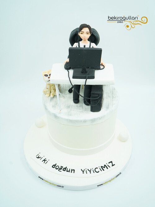 Bilgisayar Detaylı Erkek Figür Pasta