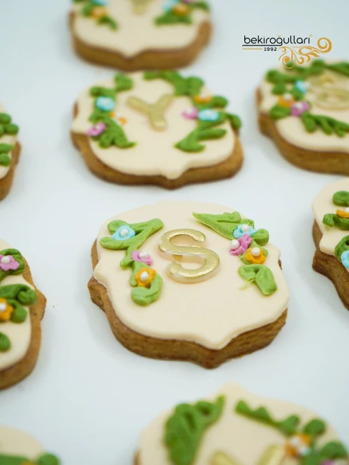 Çiçek Süslemeli Harf Detay Kurabiye