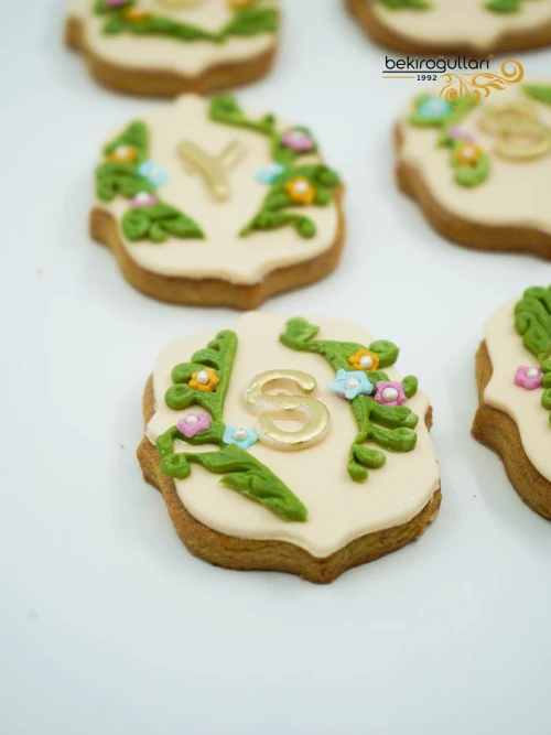 Çiçek Süslemeli Harf Detay Kurabiye