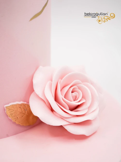 Çiçek Ve Gold Detay Butik Pasta